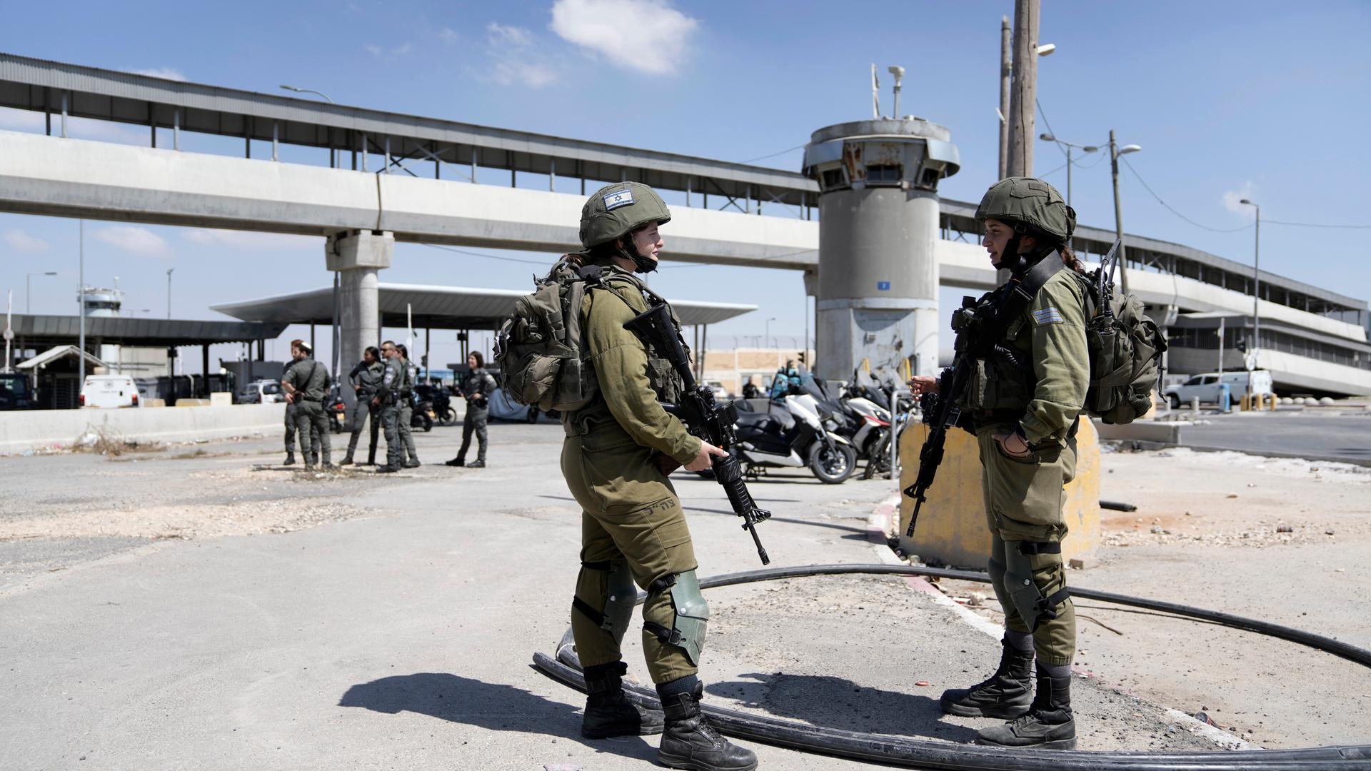 Israelische Soldaten und Grenzpolizisten stehen Wache am Qalandia Checkpoint in Ost-Jerusalem.