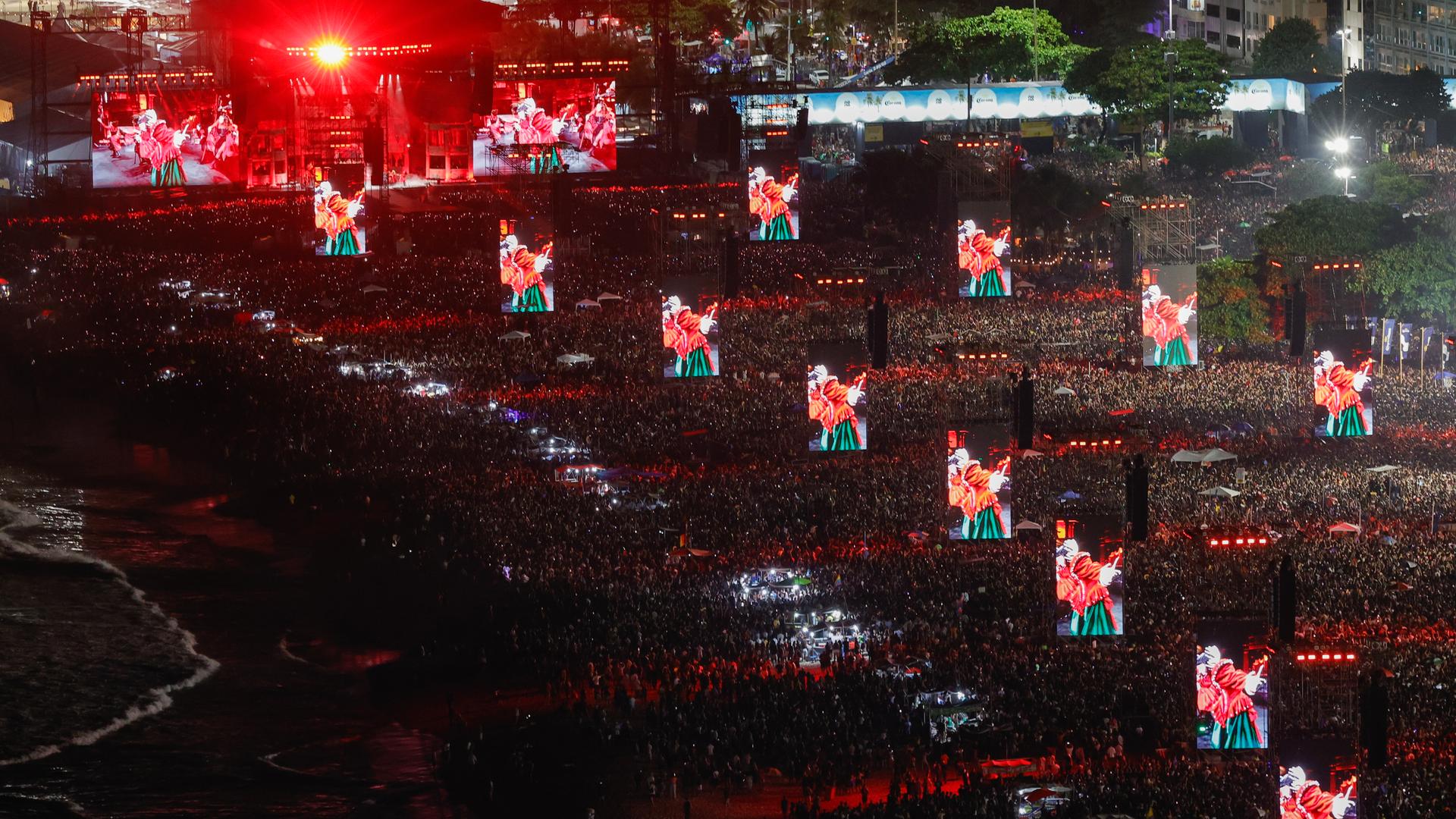 Eine große Menge Fans steht vor der Bühne