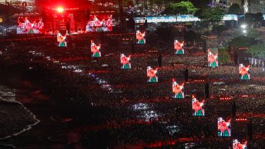 Eine große Menge Fans steht vor der Bühne