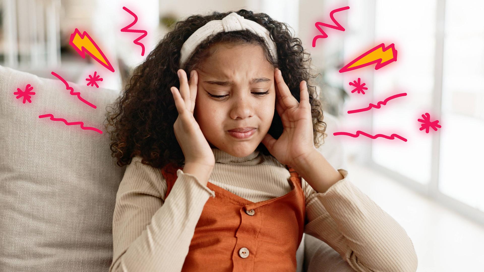 Ein Mädchen mit Locken greift sich an den Kopf und verzieht das Gesicht