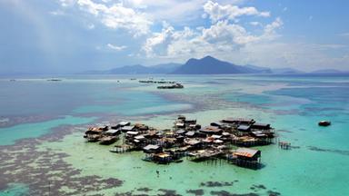 Hütten im Korallenmeer zwischen Borneo, Sulawesi und den Philippinen.