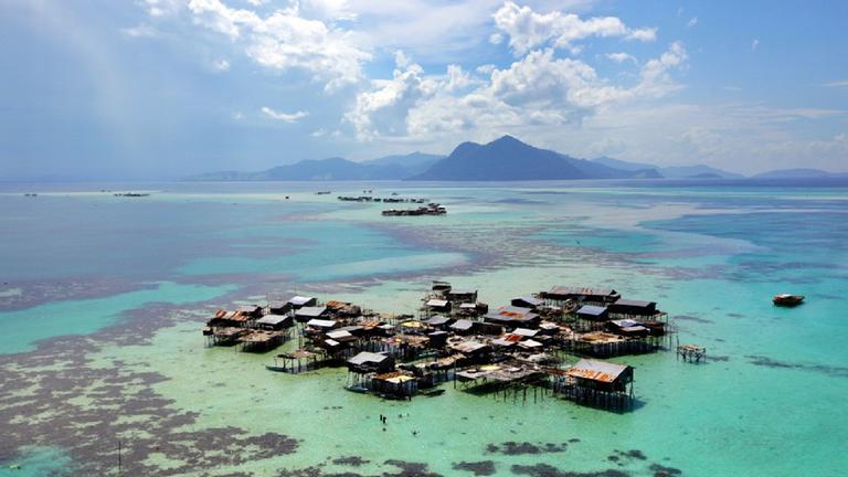 Hütten im Korallenmeer zwischen Borneo, Sulawesi und den Philippinen.