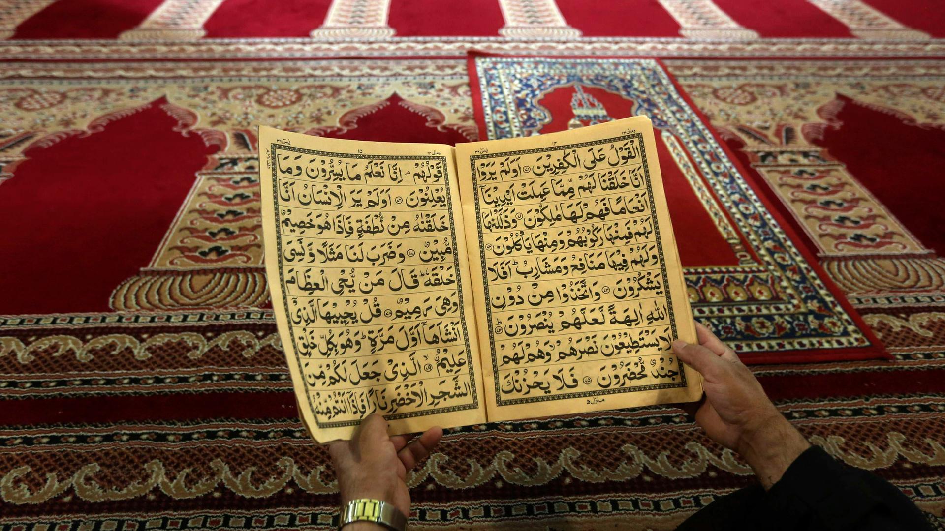 Mann liest im Koran