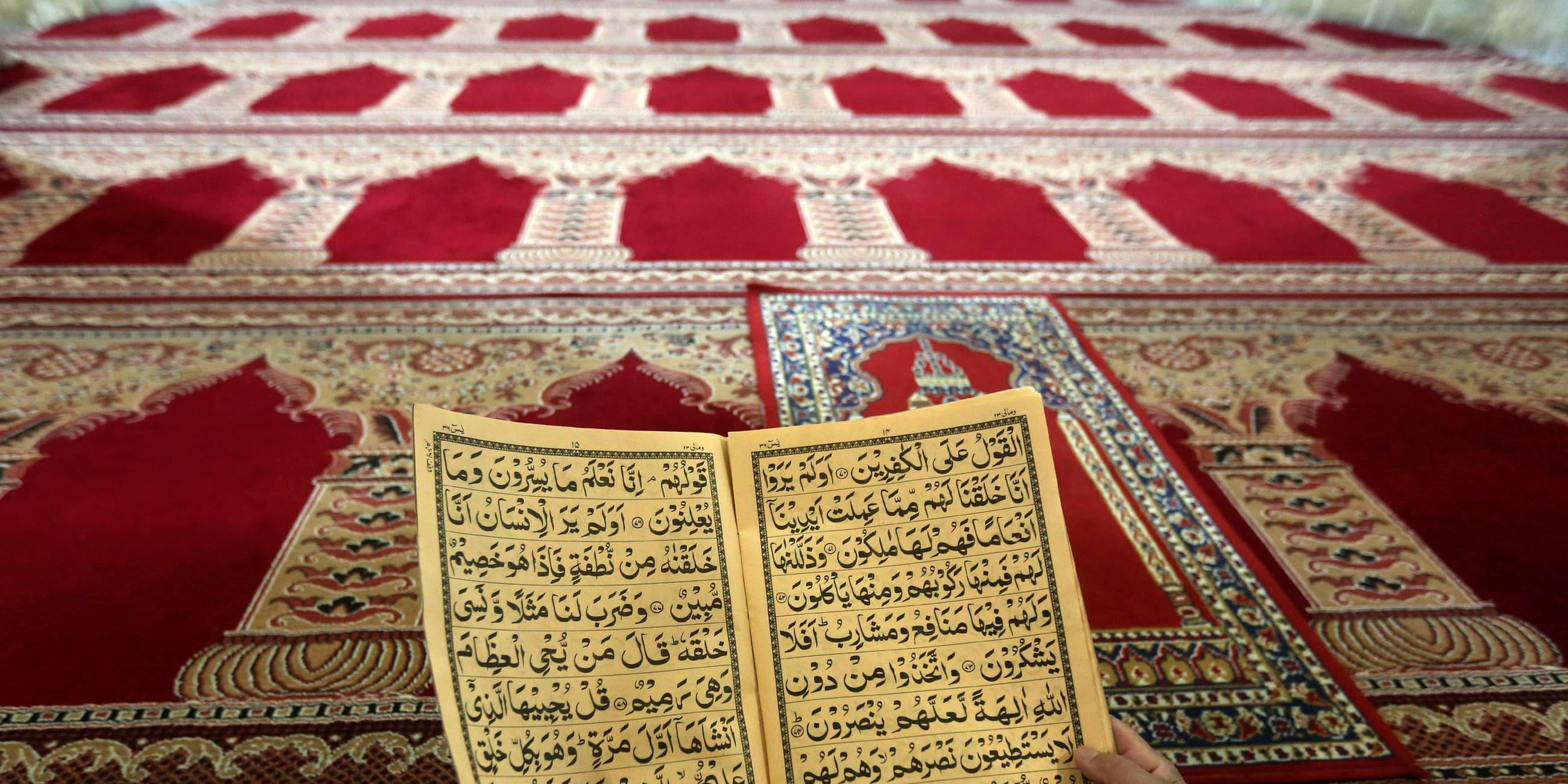 Mann liest im Koran