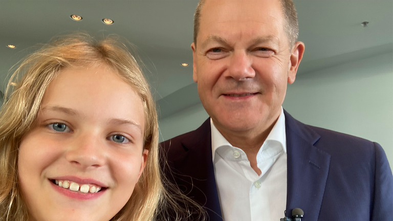 Kinderreporterin Polina und Bundeskanzler Olaf Scholz 