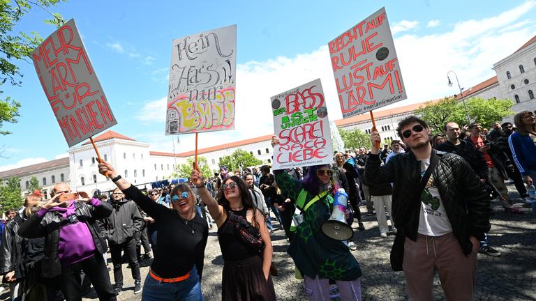 Demonstranten stehen bei der "Krachparade", einer Demo für Subkultur.
