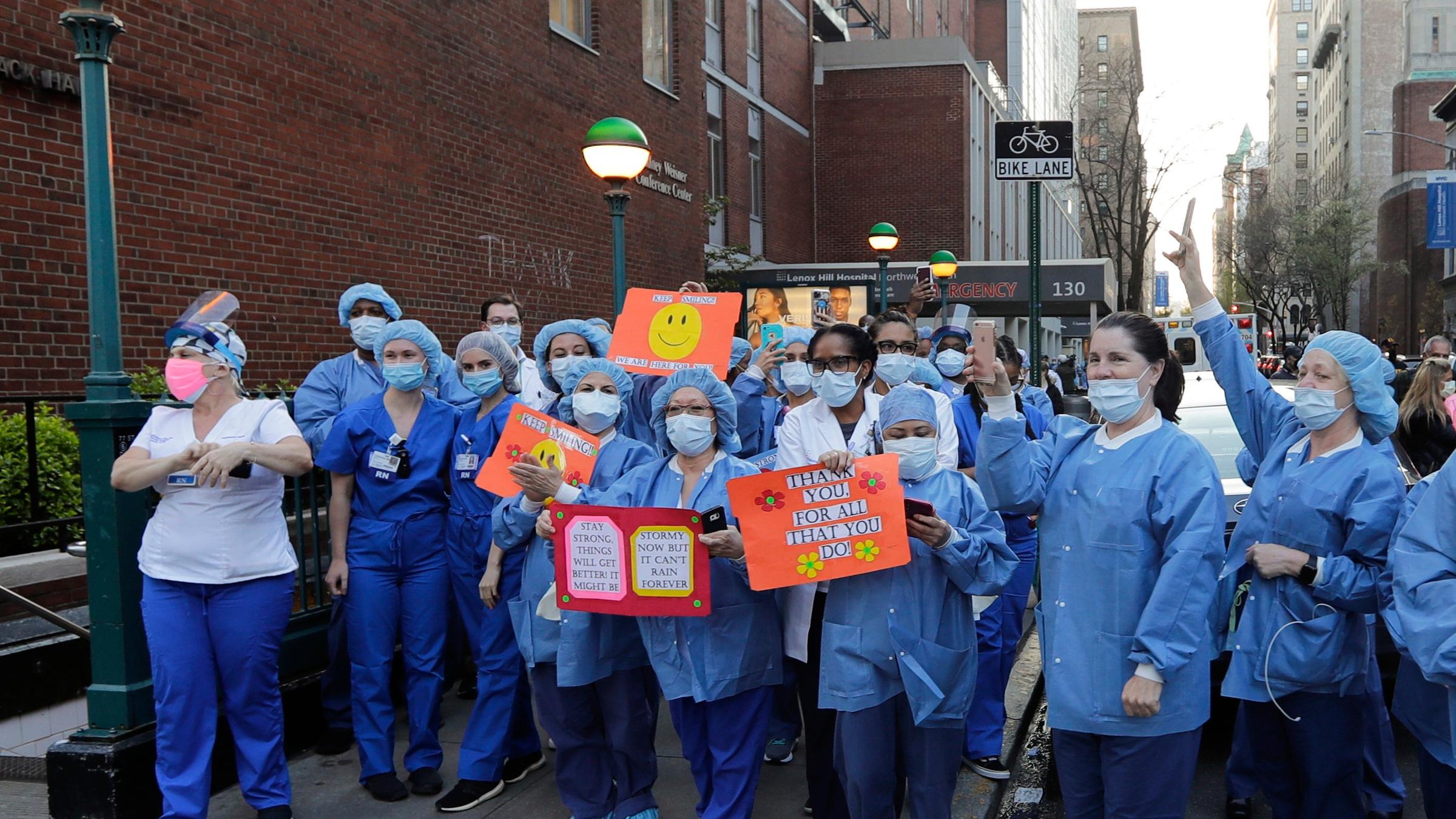 Krankenpfleger*innen und medizinisches Personal während eines Applauses für sie in New York City. 