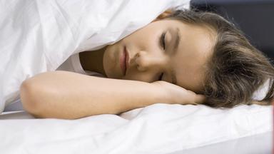 Ein krankes Kind liegt im Bett