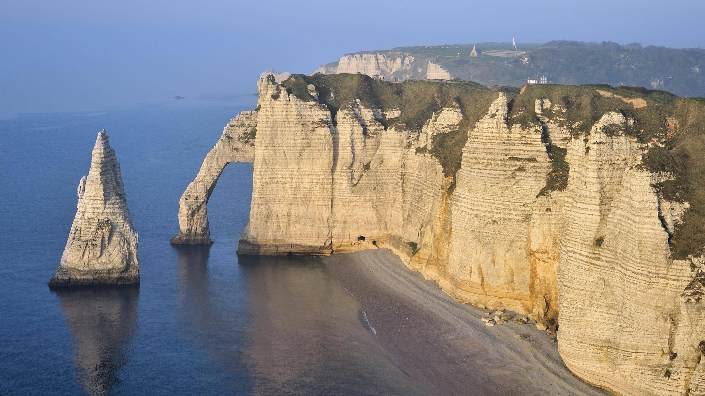 Beeindruckende Kreidefelsen mit Felstor in der Normandie in Frankreich