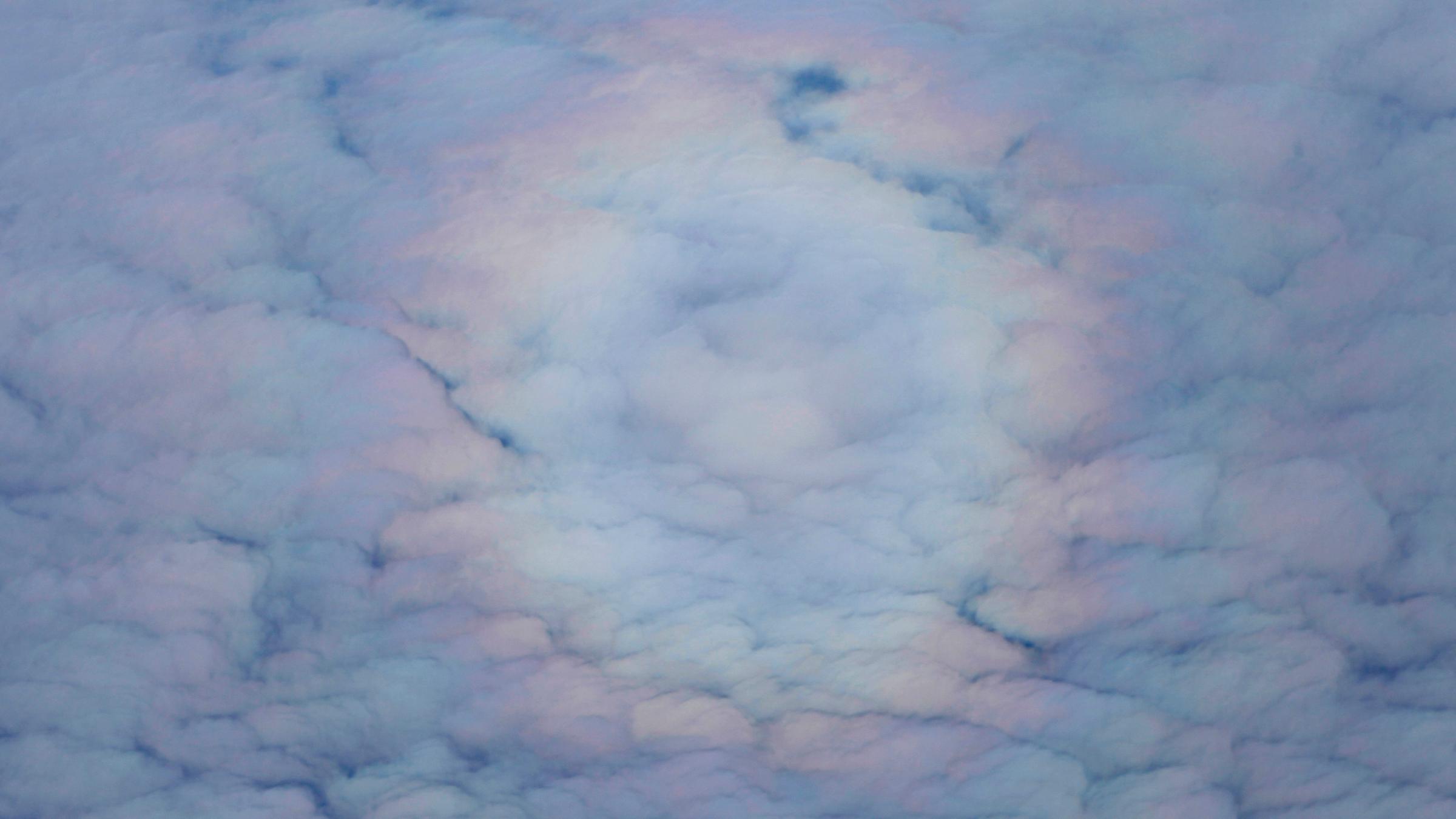Kreisrunder Regenbogen aus einem Flugzeug