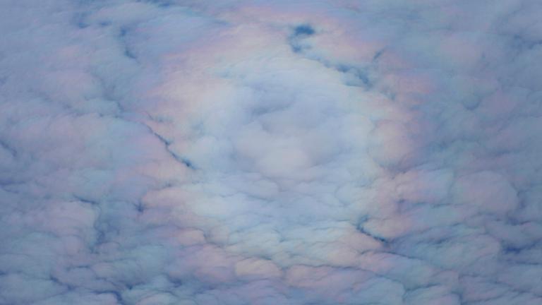 Kreisrunder Regenbogen aus einem Flugzeug