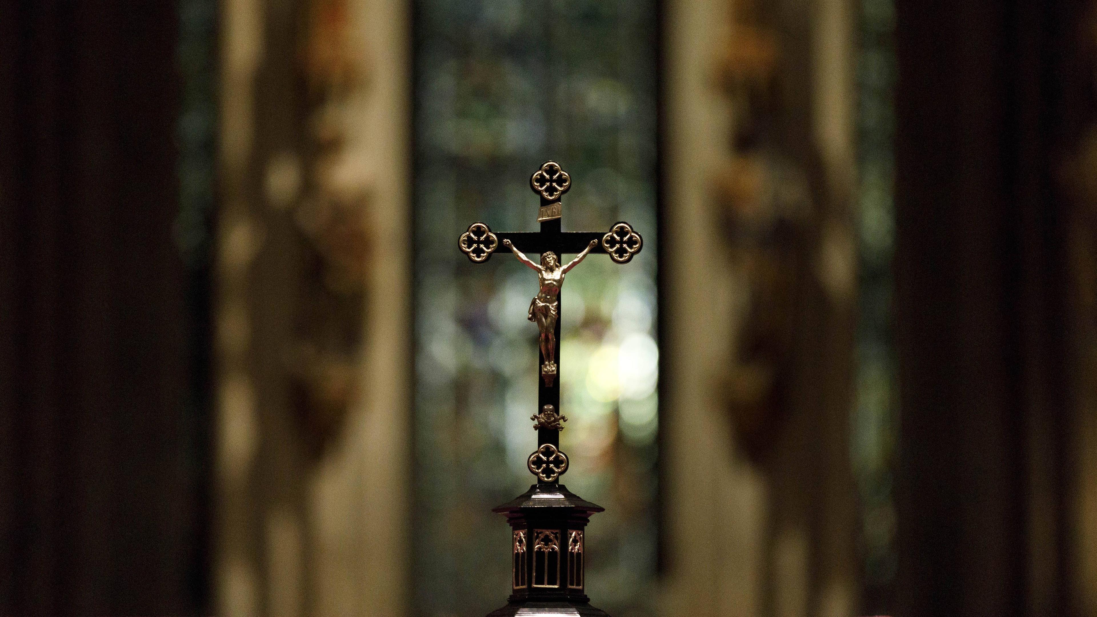 Kreuz auf Altar