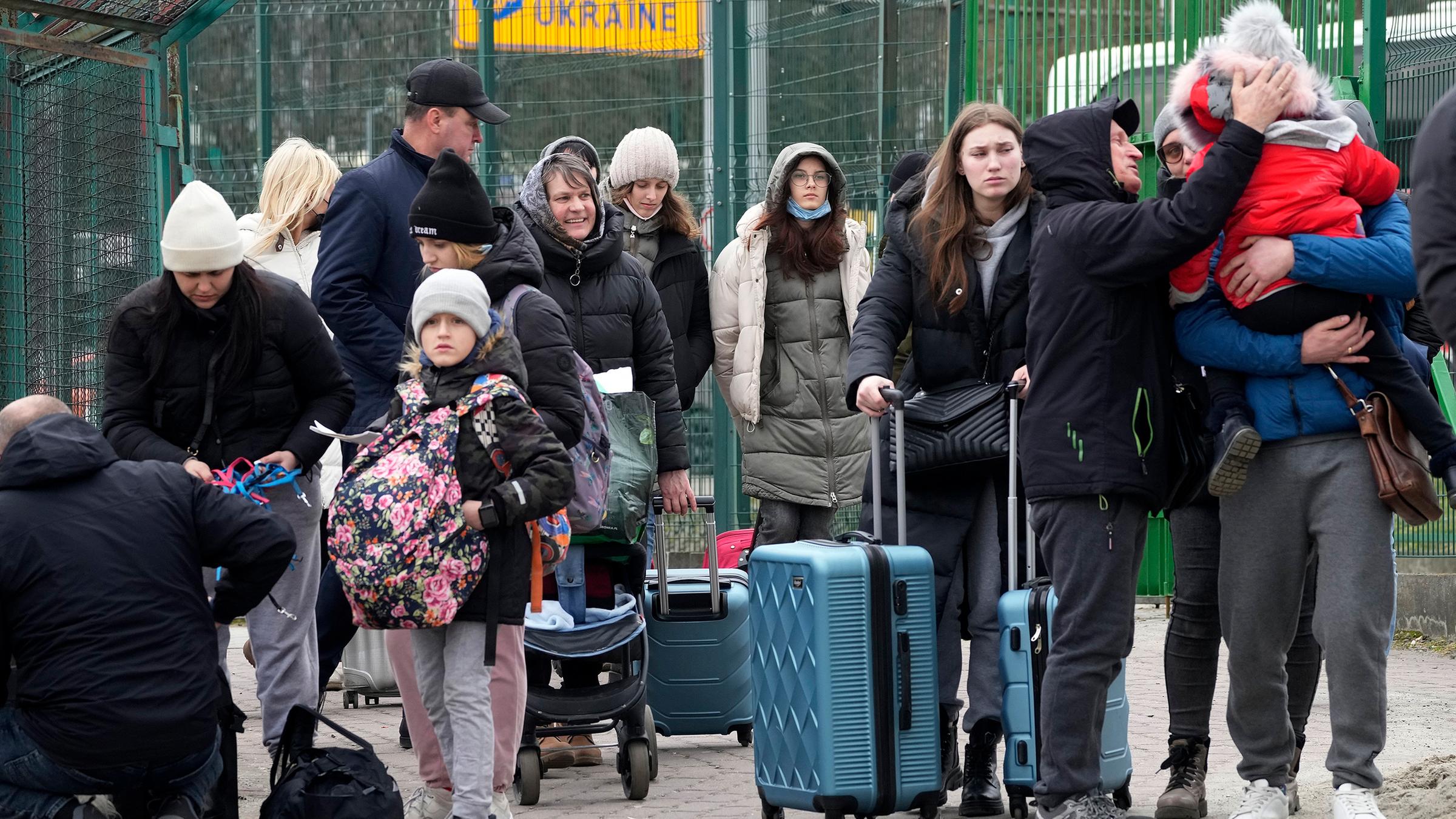 Krieg in der Ukraine: Flüchtlinge kommen in Polen an