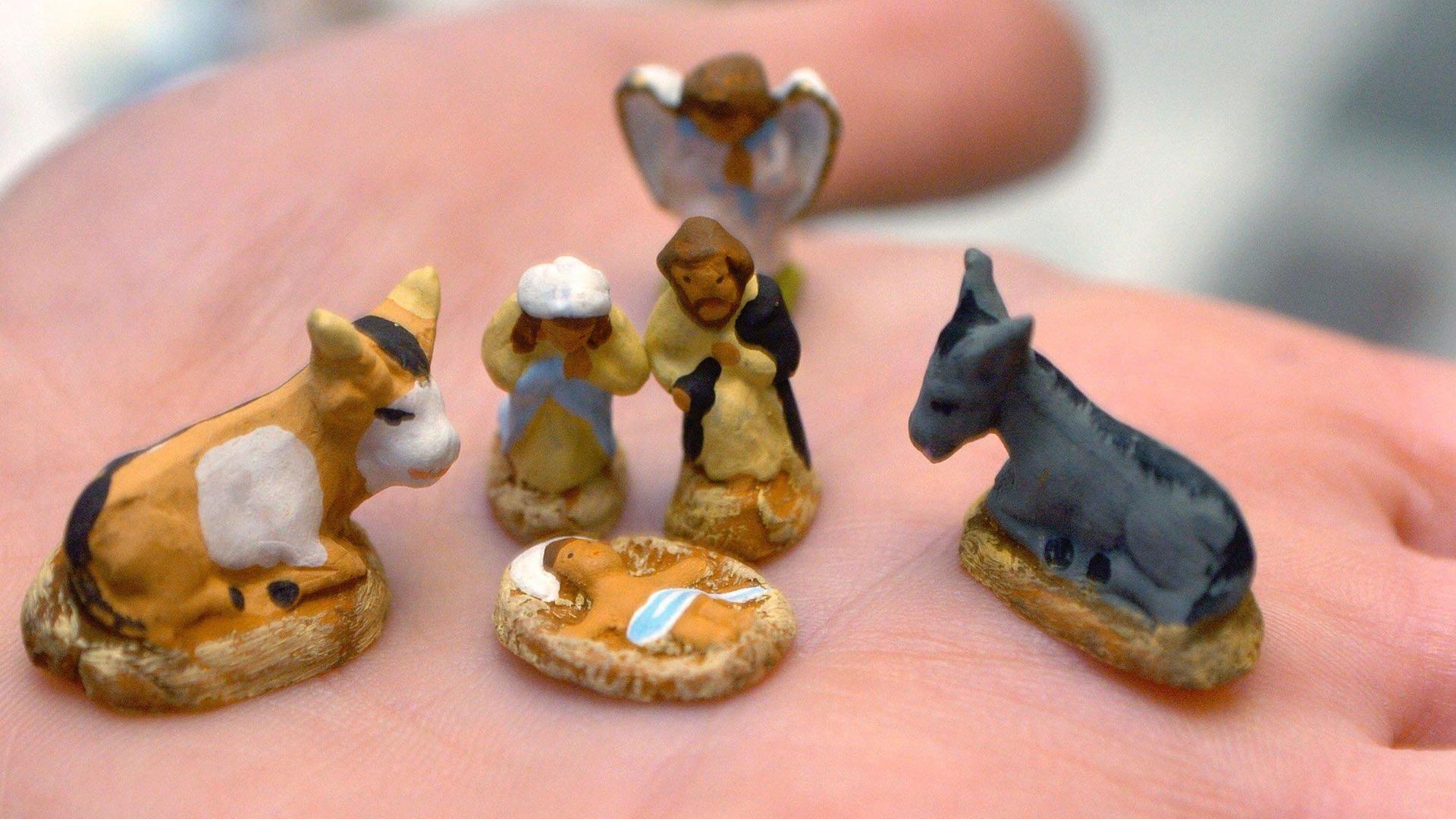 Winzige Krippenfiguren auf einer Hand