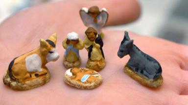 Winzige Krippenfiguren auf einer Hand