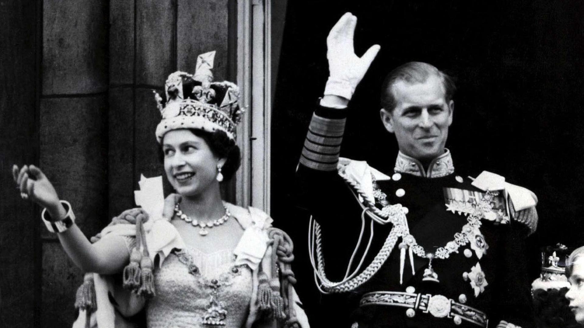 Queen Elizabeth am Tag ihrer Krönung mit Prinz Philip auf dem Balkon des Buckingham Palace.
