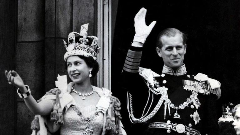Queen Elizabeth am Tag ihrer Krönung mit Prinz Philip auf dem Balkon des Buckingham Palace.
