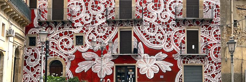 Künstlerin NeSpoon verschönert Gebäudewände