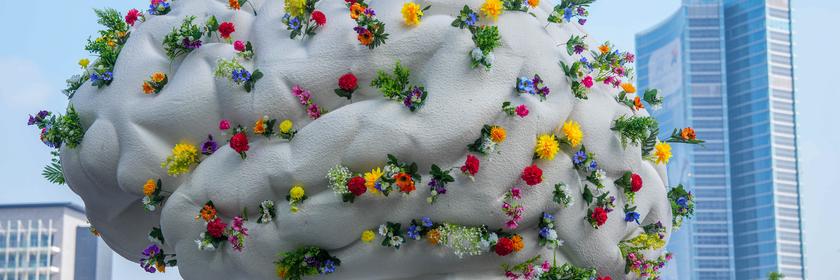 Gehirn Modell mit Blumen zur Design Woche in Mailand