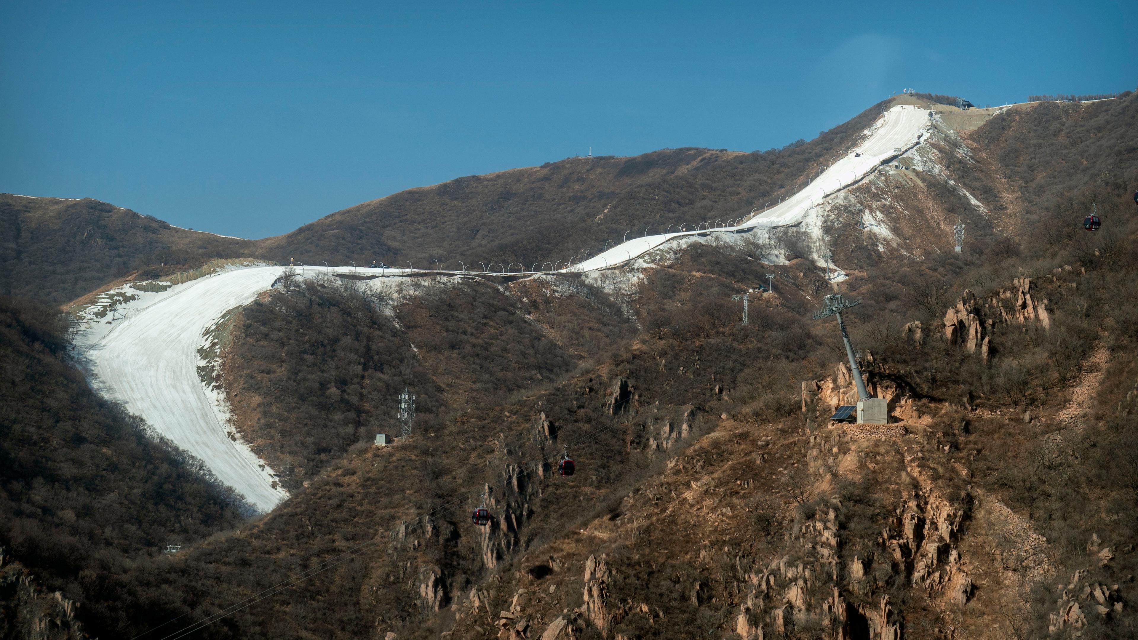 Blick auf eine mit Kunstschnee ausgelegte Skipiste im Nationalen Alpinen Skizentrum in Yanqing am Stadtrand von Peking. 