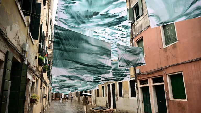 Kunstwerk Marea bei der Biennale in Venedig