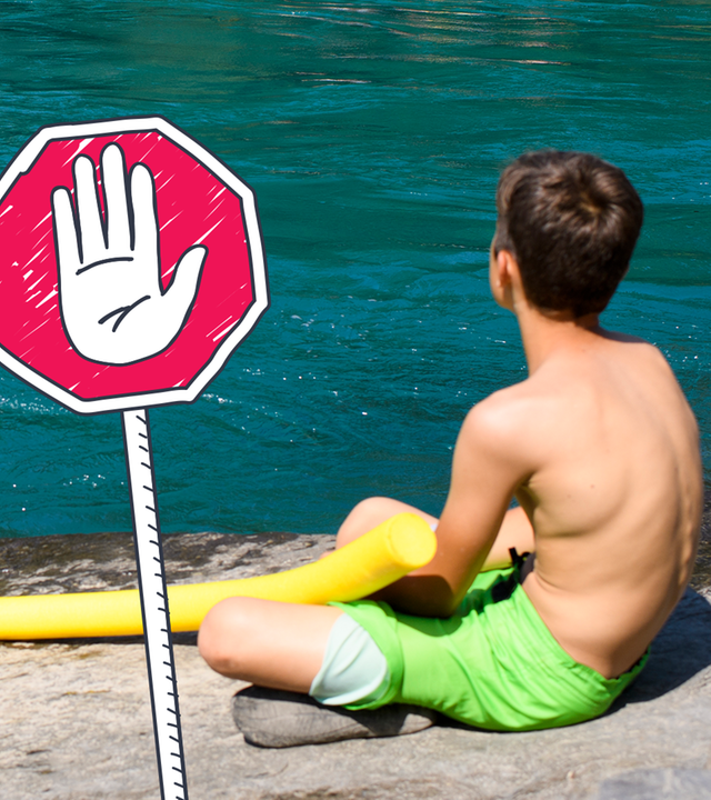 Junge sitzt an Fluss
