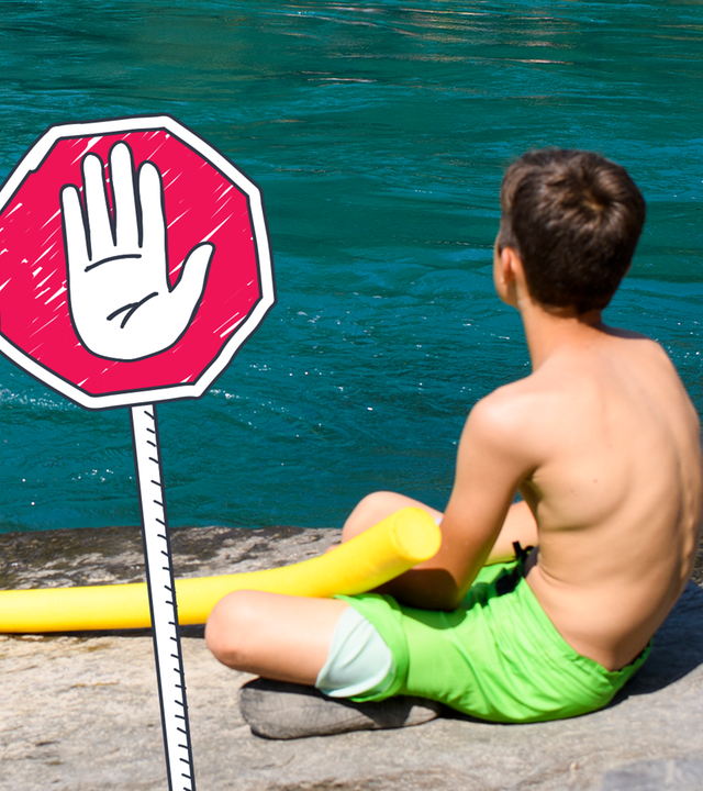 Junge sitzt an Fluss