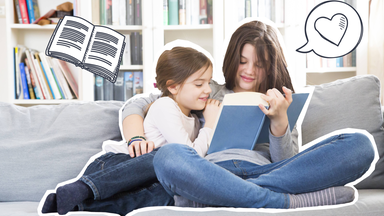 Zwei Schwestern lesen gemeinsam ein Buch