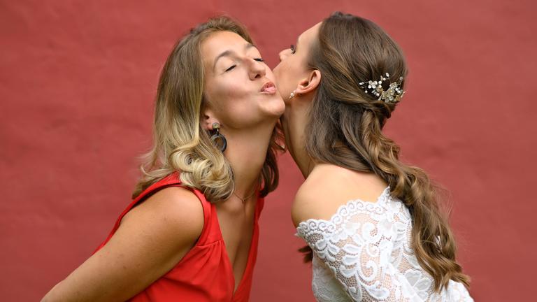Zwei Frauen geben sich einen Begrüßungskuss auf die Wange