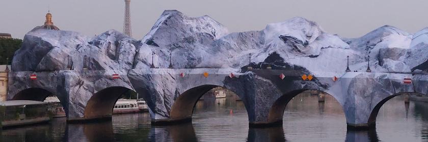 Die verhüllte Brücke Pont Neuf sieht aus wie eine Felslandschaft. 