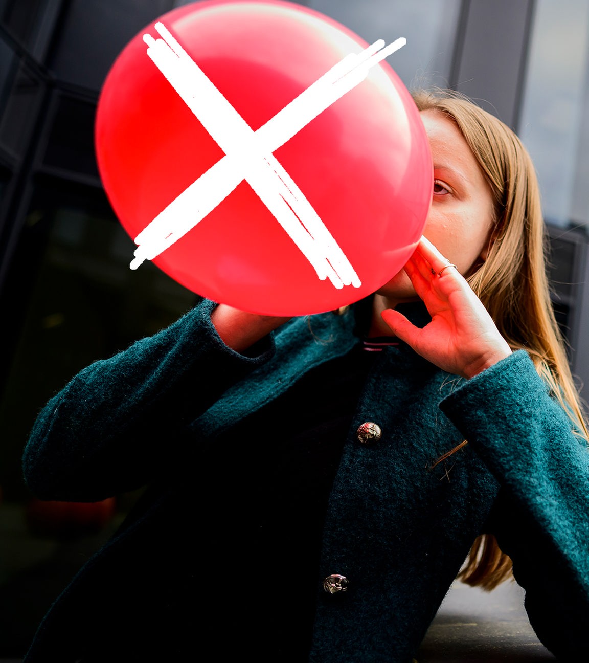 Junge mit Luftballon, Lachgas, Kartusche und durchgesrichenes Lachsmilie