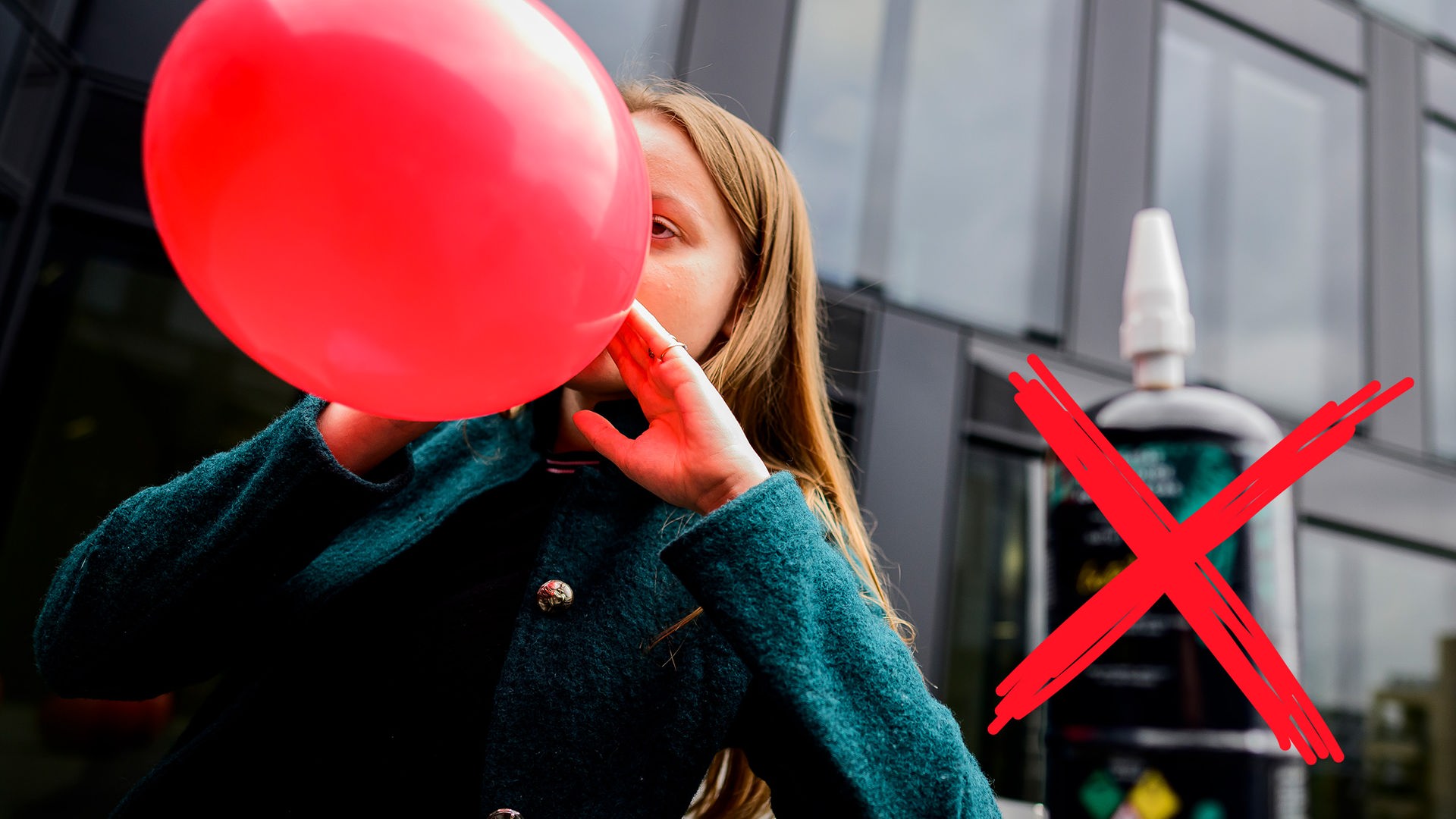 Junge mit Luftballon, Lachgas, Kartusche und durchgesrichenes Lachsmilie