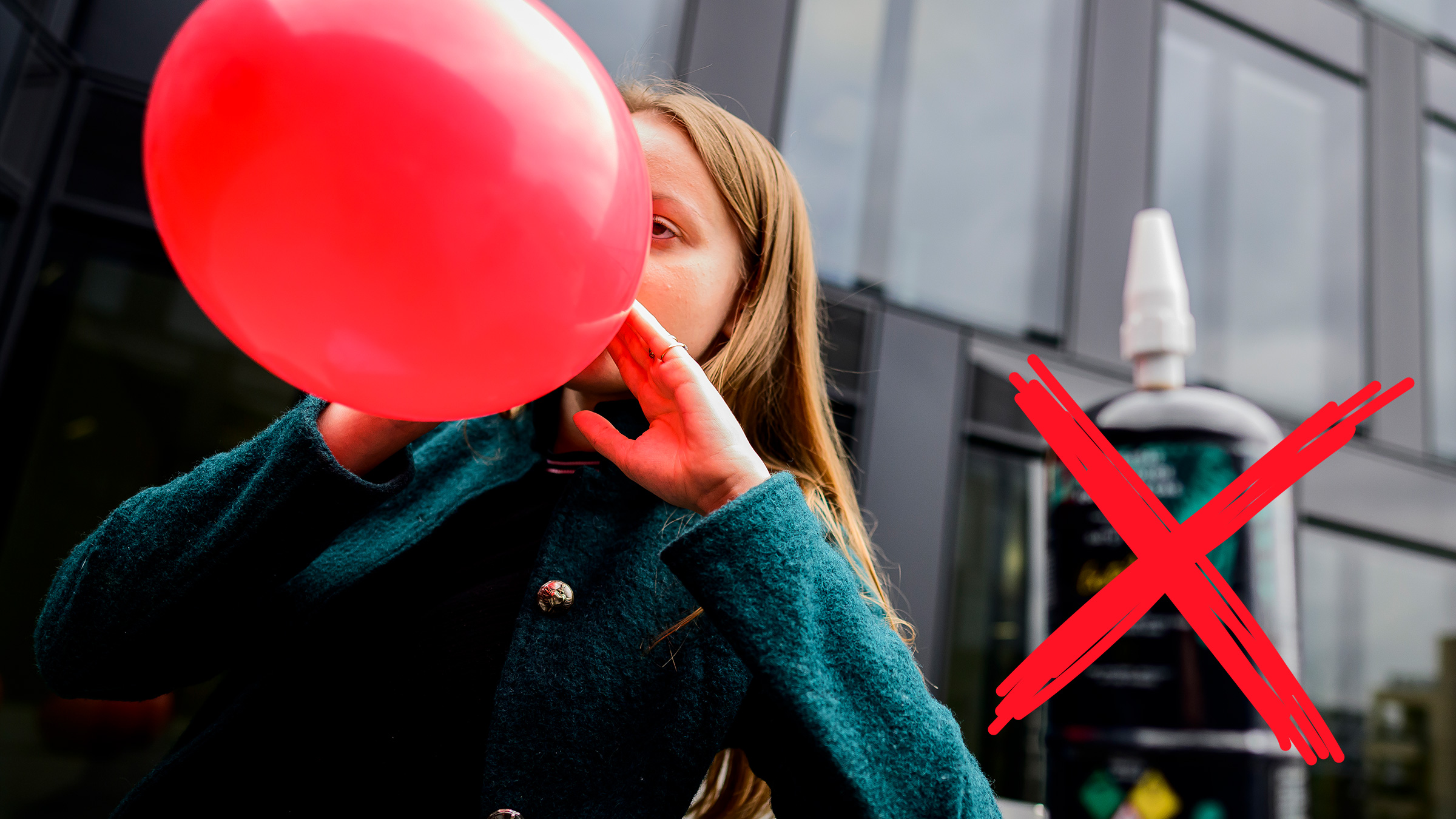 Junge mit Luftballon, Lachgas, Kartusche und durchgesrichenes Lachsmilie