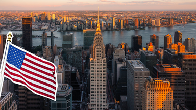 Blick auf New York mit amerikanischer Flagge
