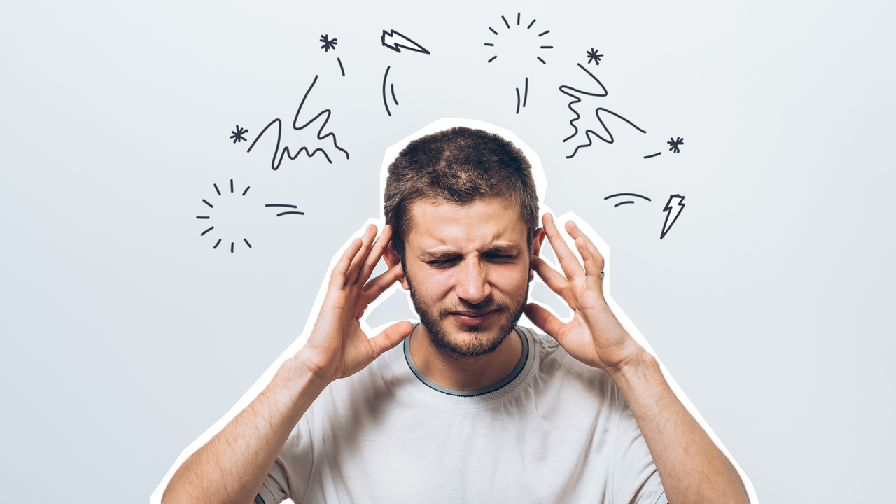 Junger Mann hält sich die Ohren zu und schreit