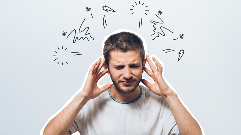 Junger Mann hält sich die Ohren zu und schreit