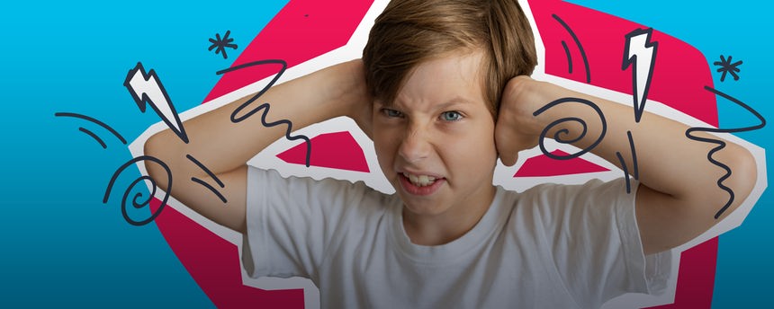 Junger Mann hält sich die Ohren zu und schreit