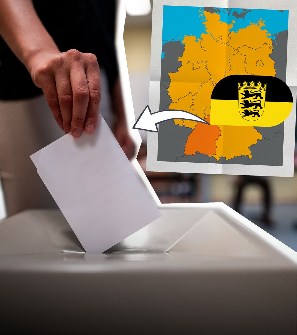 Eine Hand wirft einen Wahlzettel in eine Wahlurne. Rechts daneben ist ein Bild von einer Karte der Bundesrepublik, auf der Baden-Württemberg eingefärbt ist. Darüber die Flagge von Baden-Württemberg. Von dem Bild aus reicht ein Pfeil hinüber zur Wahlurne. 