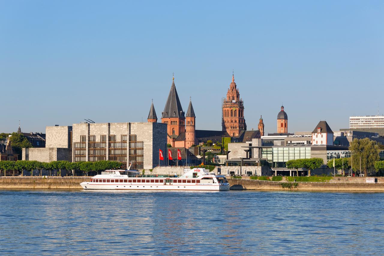 Der Mainzer Dom und das Rathaus stehen am Rhein.