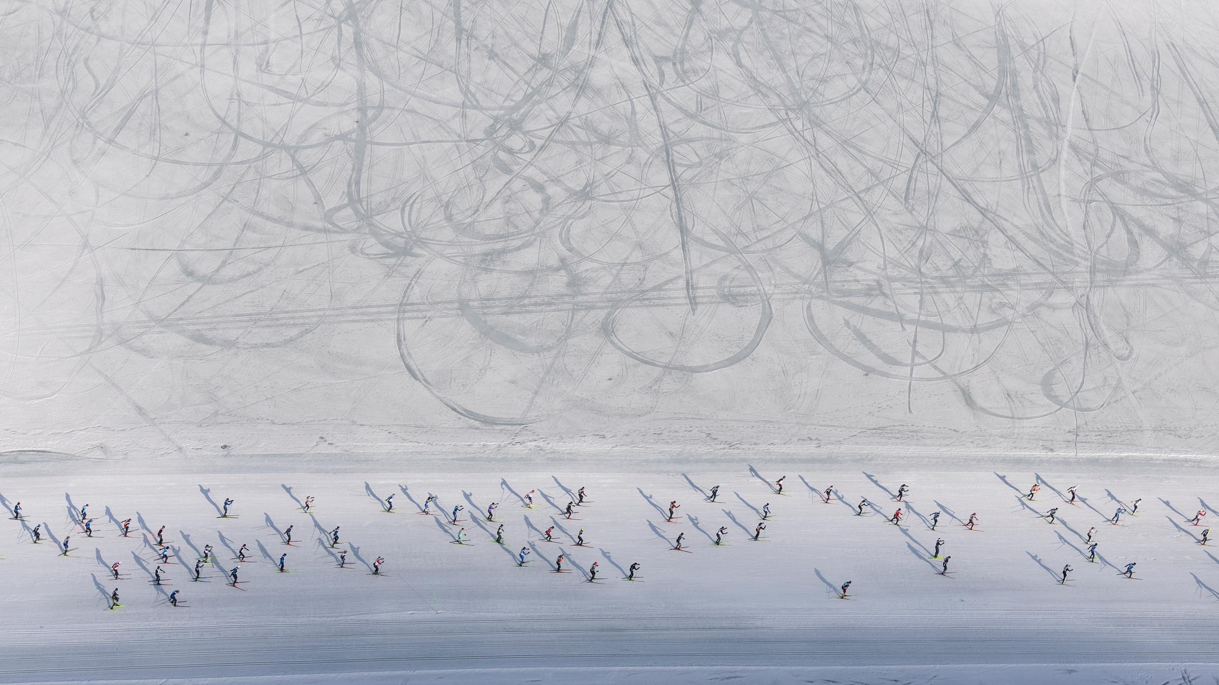 Zahlreiche Skifahrer nehmen am 56. jährlichen Skimarathon in Maloja, Schweiz teil.