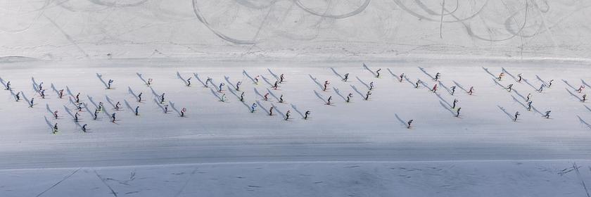 Zahlreiche Skifahrer nehmen am 56. jährlichen Skimarathon in Maloja, Schweiz teil.