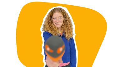 Lara hält das Mikrofon
