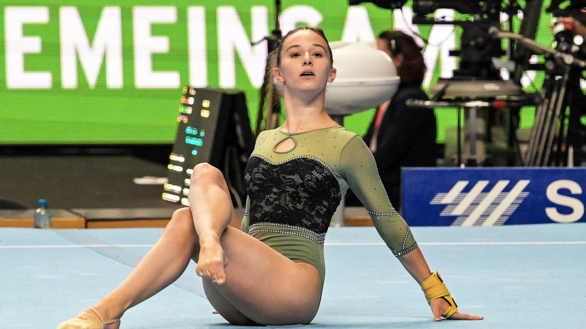 Nordrhein-Westfalen, Düsseldorf: Lara Marie Hinsberger turnt bei den Finals Rhein - Ruhr 2023 beim Mehrkampf der Frauen am Boden. Archivbild