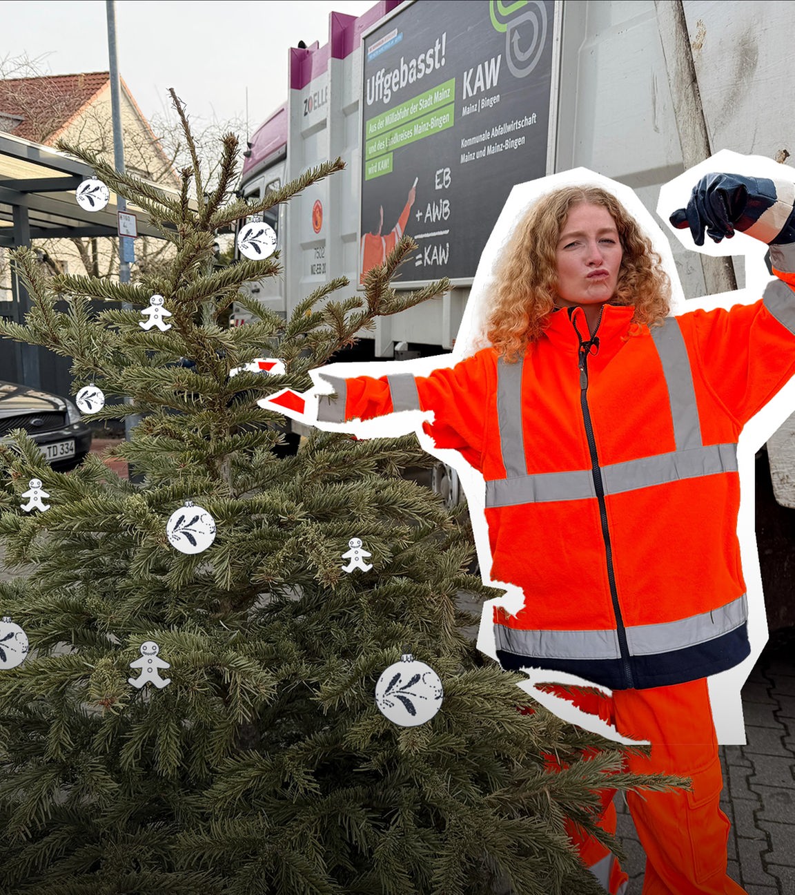 Reporterin Lara hält mit einer Hand einen Weihnachtsbaum fest; sie steht vor einer Müllabfuhr