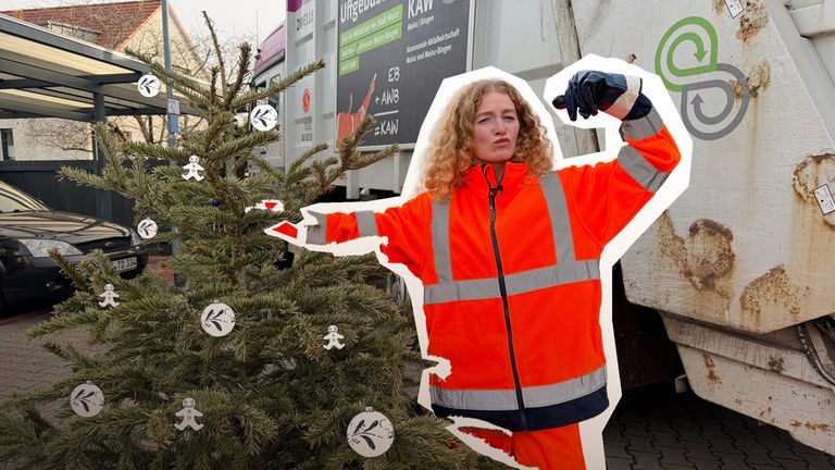 Reporterin Lara hält mit einer Hand einen Weihnachtsbaum fest; sie steht vor einer Müllabfuhr
