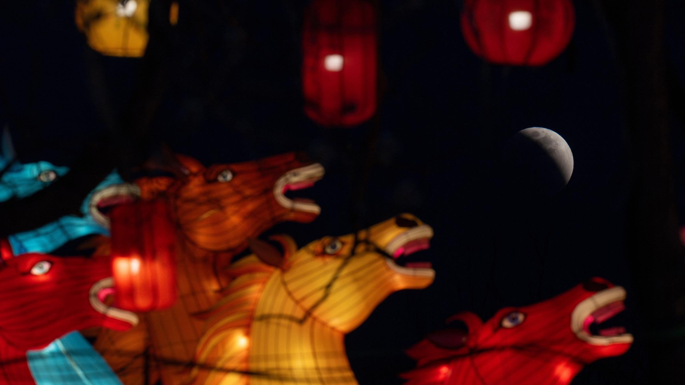 Laternen in Pferde-Form sind am Dienstag in China zu sehen.