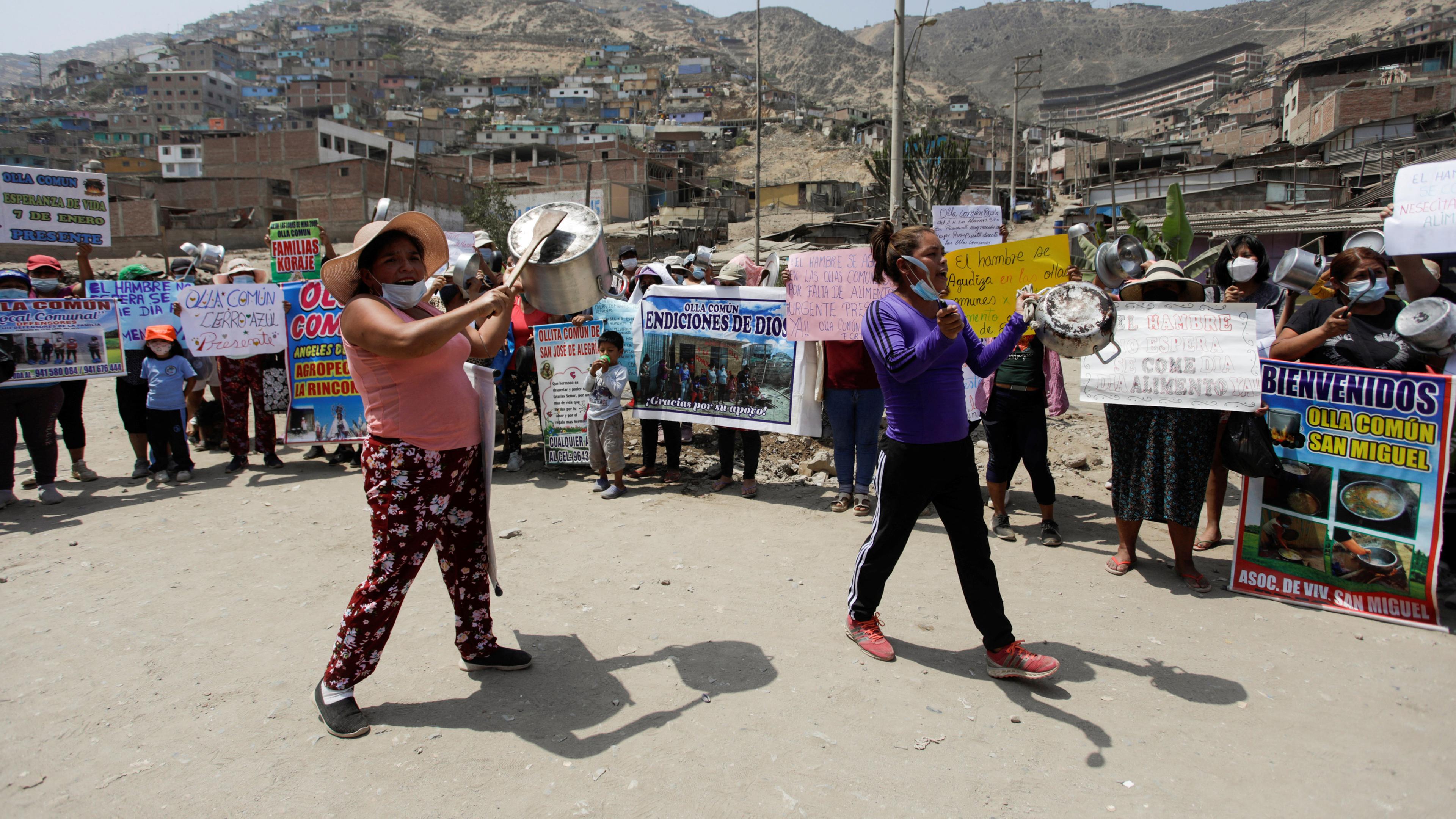 Menschen protestieren in Peru gegen teure Lebensmittel, hauen mit Löffeln auch Kochtöpfe