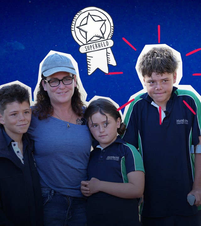 Austins Familie als Foto-Cutout, daneben Orden "Superheld"