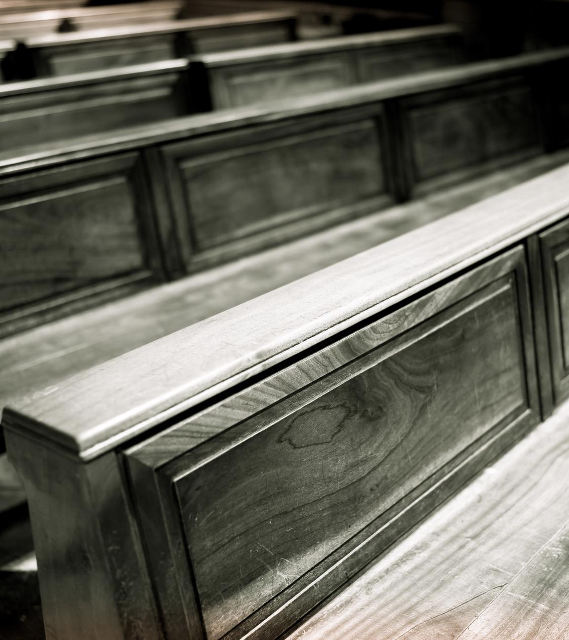 Leere Kirchenbänke