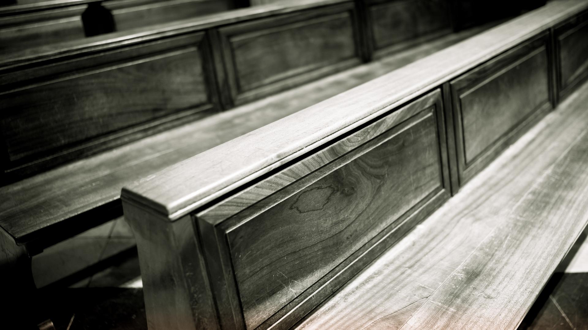 Leere Kirchenbänke